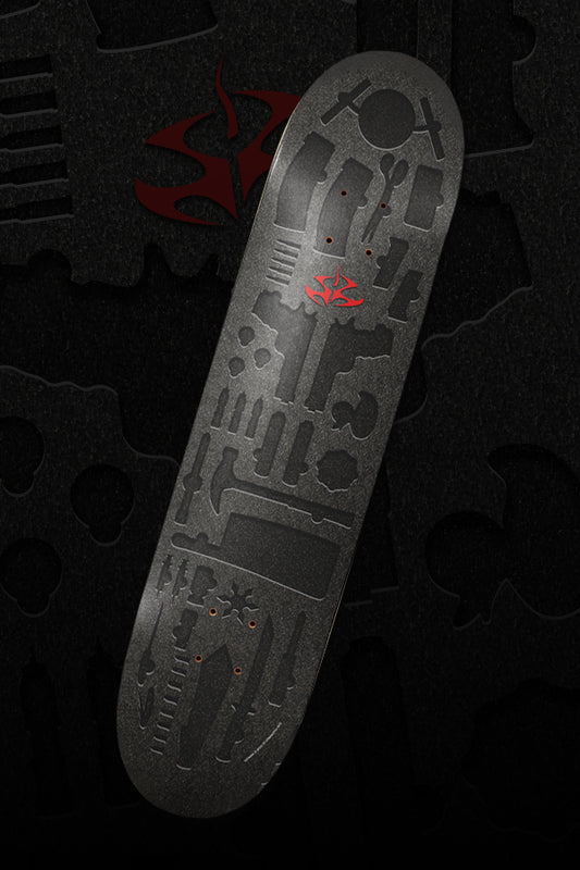You can see a skate deck with it's image side. The picture deck shows Agent 47's weapon case, with all the weapons in the cut-outs. The entire side of the image looks like the dark gray foam we know from weapon cases from the Hitman game series. In the top middle area we see a Hitman logo in a frightening red color. 